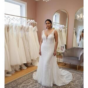 Wedding dress sheath with detachable train lots of sparkle size 5xl deep v neck